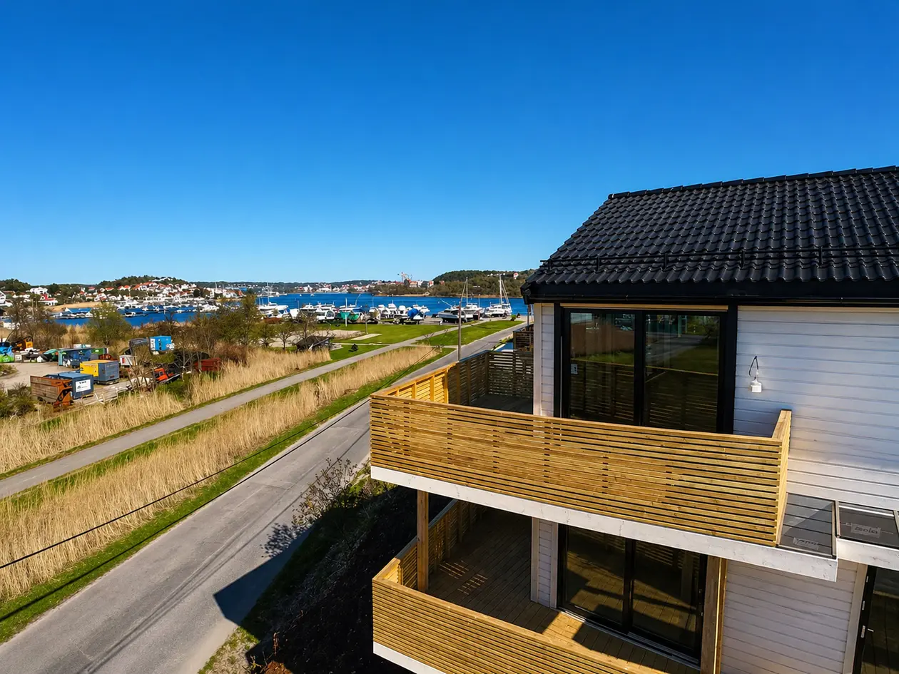 Innflyttingsklar i høsten 26! Innholdsrik og moderne familiebolig. Solrikt. Garasje. Utsikt over innseilingen til byen! photo 3