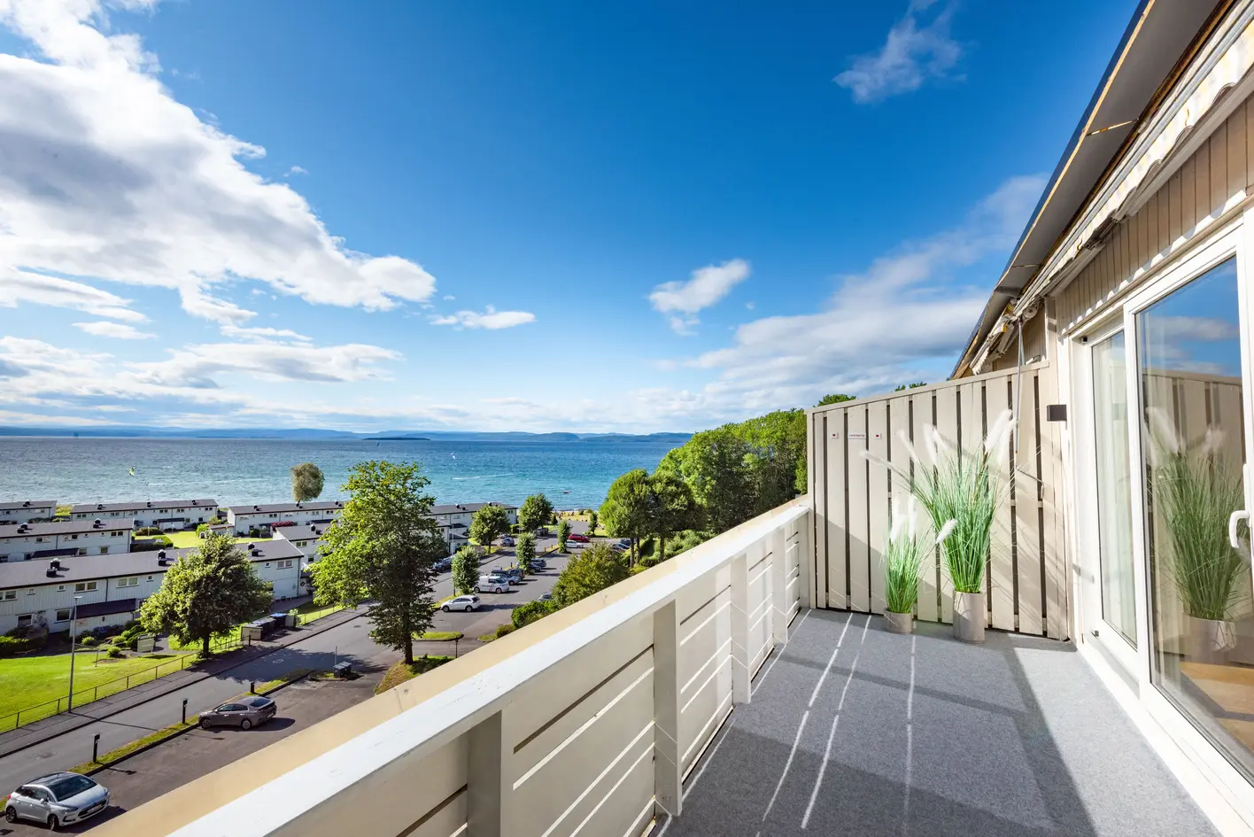 3-roms toppleilighet m/vestvendt balkong på 15m² - Nydelig fjordutsikt og gode solforhold - Nærhet til strand og natur, moss