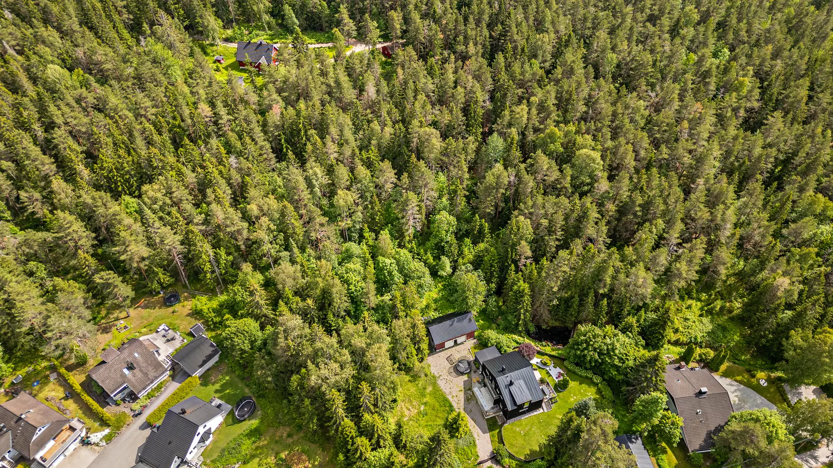 Eneboligtomt på 3,6 mål - barnevennlig - grensende mot skog! photo 3