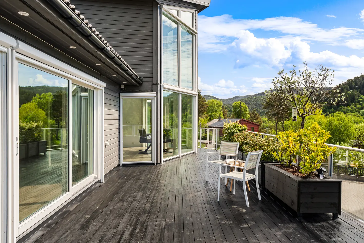 Stor og luksuriøs villa i naturskjønne omgivelser. Dobbel garasje pluss carport, sol fra morgen til kveld. photo 3