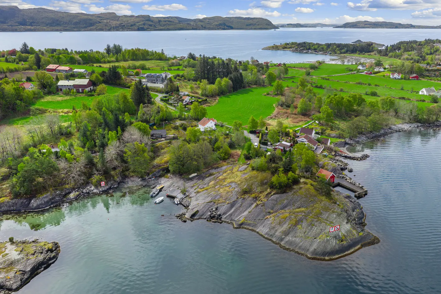 Naturskjønn og solrik eiendom med pent opparbeidet tomt og strandlinje på Foldøy! Stort lagerbygg og serveringslokale! photo 2