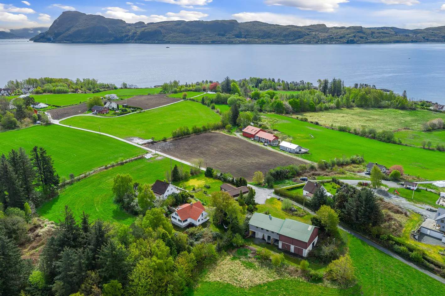 Naturskjønn og solrik eiendom med pent opparbeidet tomt og strandlinje på Foldøy! Stort lagerbygg og serveringslokale! photo 3
