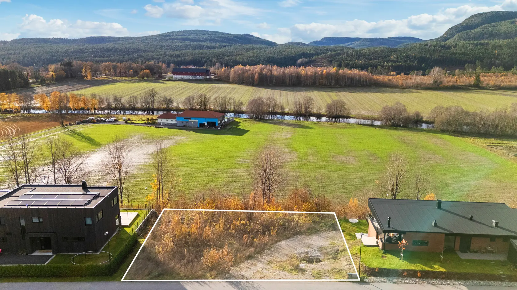Flott tomt i første rekke og på "pynten" med meget gode sol- og utsiktsforhold | Barnevennlig og sentrumsnær beliggenhet