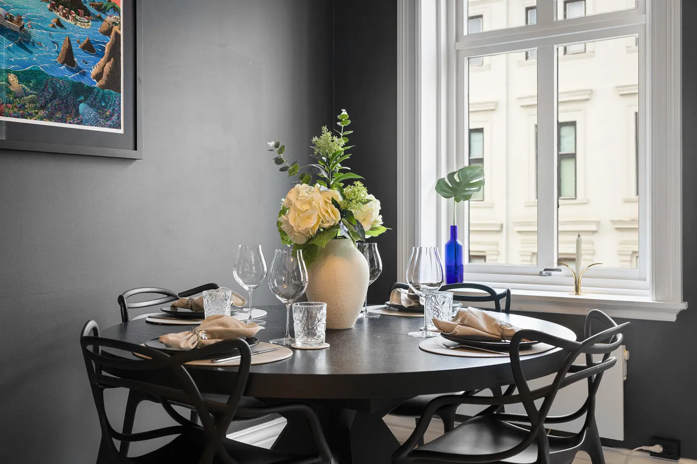 Rålekker og moderne 2-r med balkong - Rosett, stukkatur og peis - Takhøyde på over 3 M - Soverom og balkong mot bakgård photo 5
