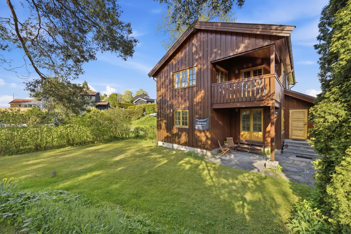 KLASSISK OG FAMILIEVENNLIG ENEBOLIG MED ATTRAKTIV BELIGGENHET PÅ JAR - OPPARBEIDET TOMT - CARPORT - SOLRIKT - PEIS
