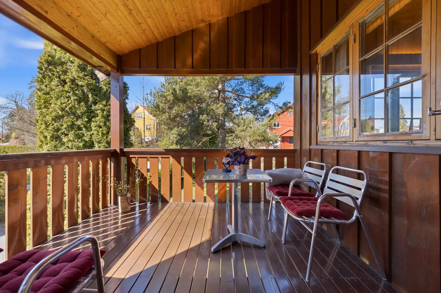 KLASSISK OG FAMILIEVENNLIG ENEBOLIG MED ATTRAKTIV BELIGGENHET PÅ JAR - OPPARBEIDET TOMT - CARPORT - SOLRIKT - PEIS photo 4