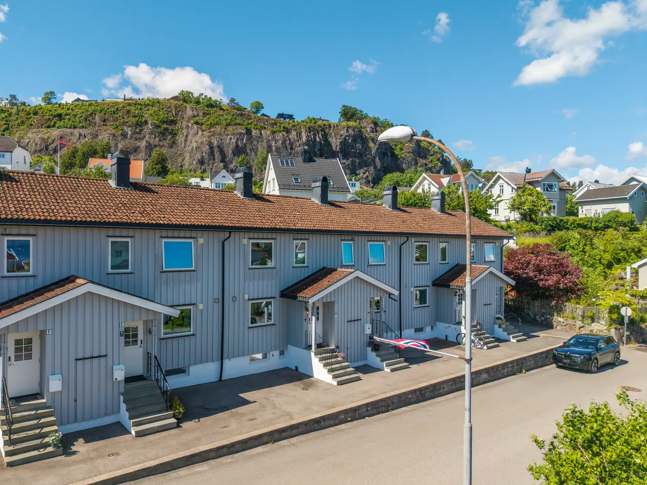 Rekkehusleilighet over 3 plan | Garasje | Solrik hage og ny terrasse | Balkong | Sentralt i Holmestrand nær sjøen photo 4