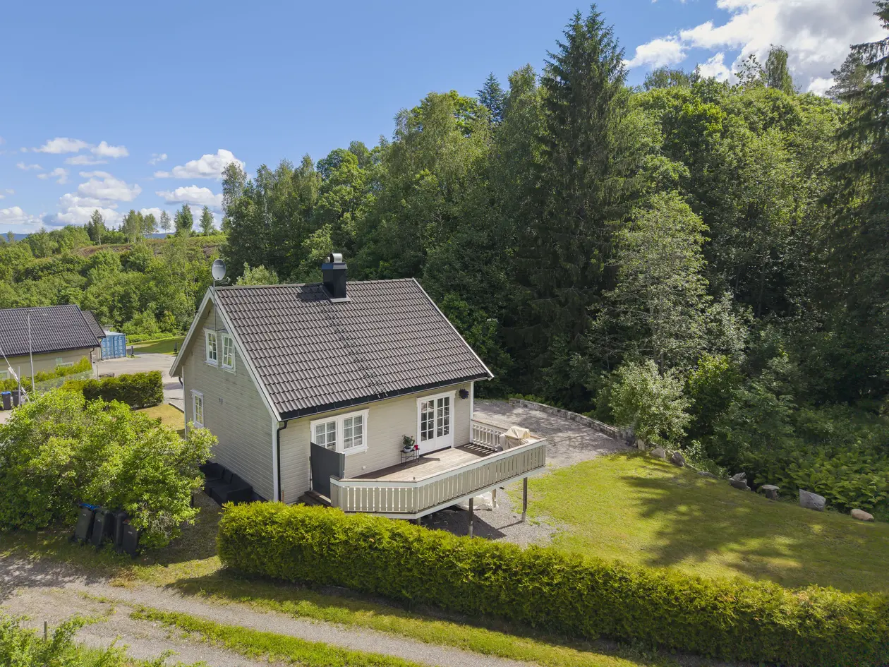 NY PRIS! Oppgradert enebolig med 3 soverom -Meget pent opparbeidet uteområde - Romslig tomt photo 2