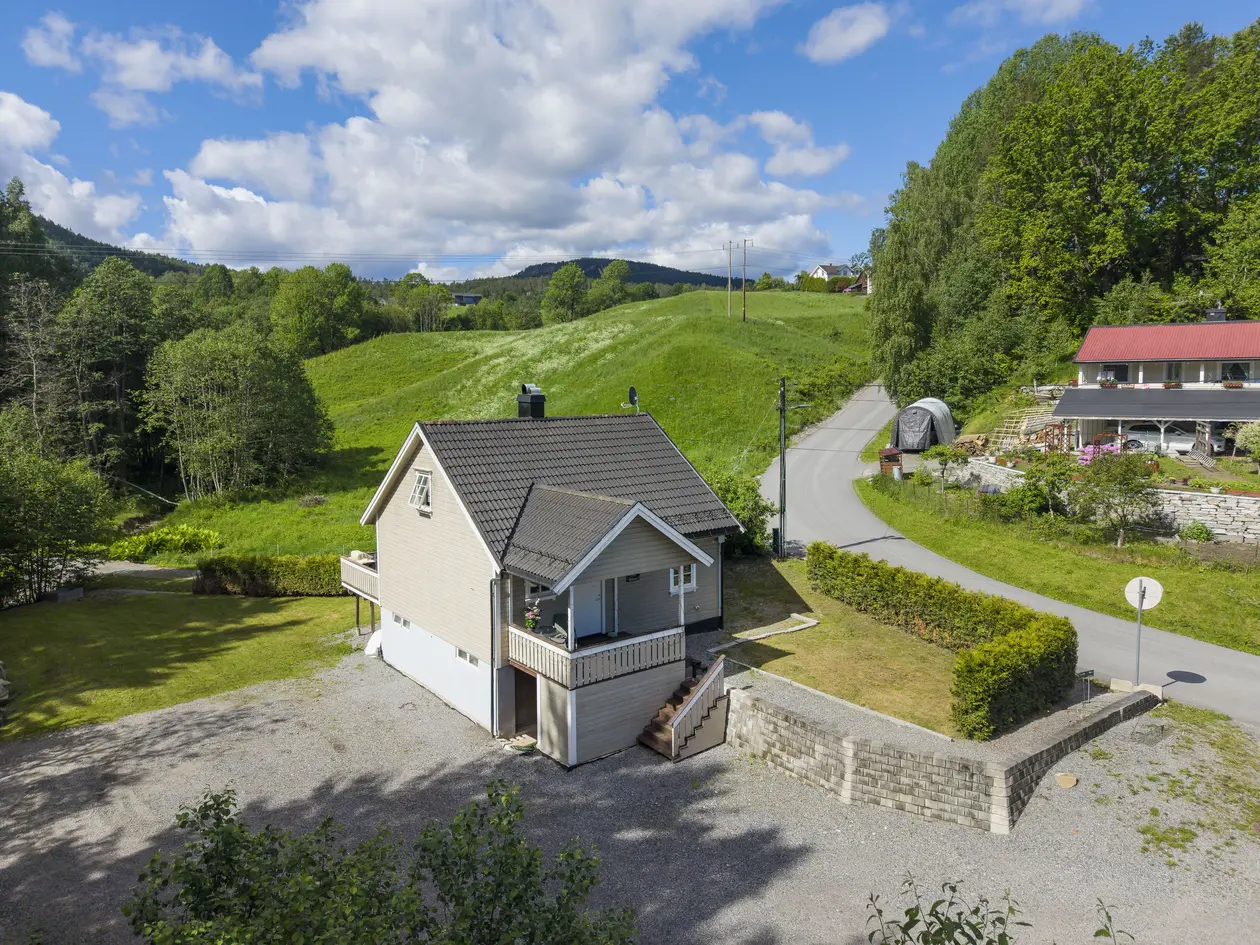 NY PRIS! Oppgradert enebolig med 3 soverom -Meget pent opparbeidet uteområde - Romslig tomt photo 3