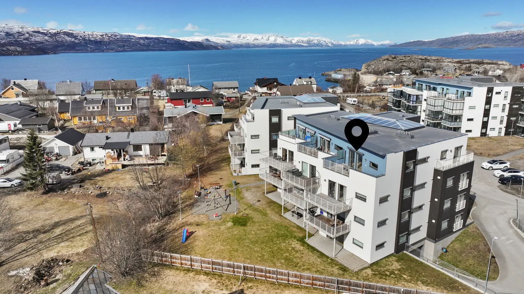 Moderne 3-roms endeleilighet fra 2016 med to balkonger og stor garasjeplass | Heis | Sentralt i Bossekop photo 2