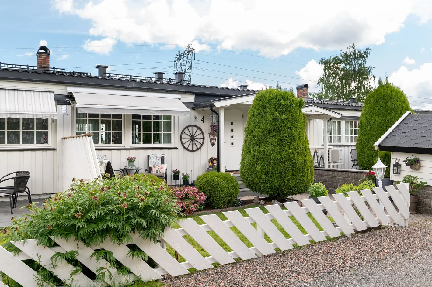 Koselig rekkehus på Vindingstad i veldrevet borettslag over to plan med fine uteplasser, 2 soverom og kjøkken fra 2015.