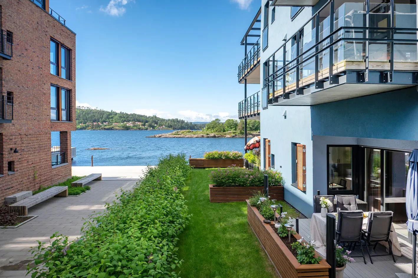 Nyere selveierleilighet på Sjøhagen brygge! Sjøen som nærmeste nabo. Takhøyde på nesten 3, 5 m.
