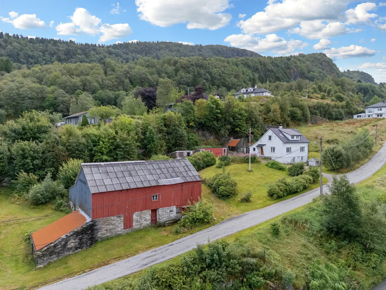 Enebolig m/uthus og låve. Barnevennlig beliggenhet. Vestvendt og meget solrikt. Oppussingsprosjekt. Stor selveiet tomt