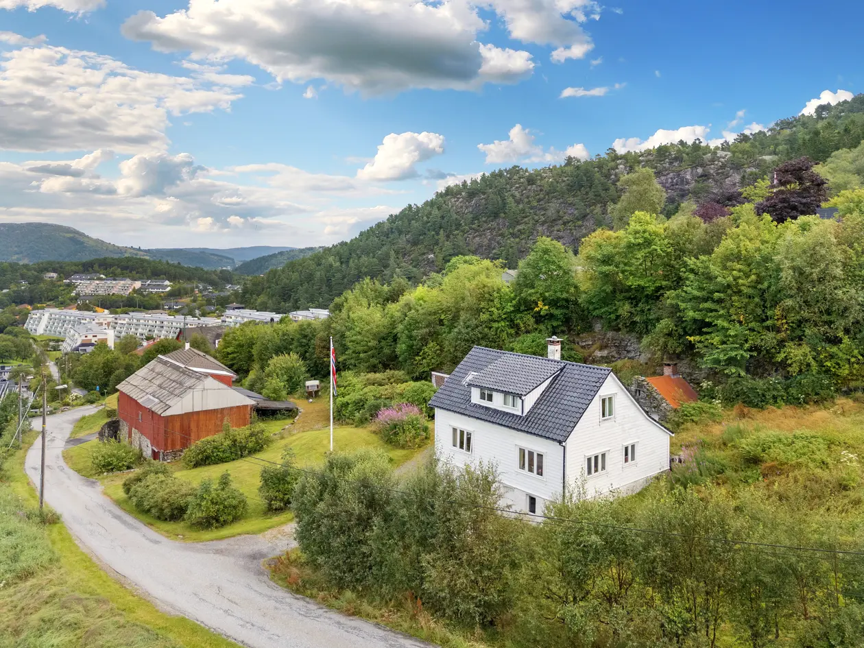 Enebolig m/uthus og låve. Barnevennlig beliggenhet. Vestvendt og meget solrikt. Oppussingsprosjekt. Stor selveiet tomt photo 3
