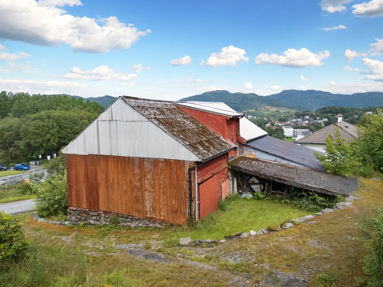 Enebolig m/uthus og låve. Barnevennlig beliggenhet. Vestvendt og meget solrikt. Oppussingsprosjekt. Stor selveiet tomt photo 5