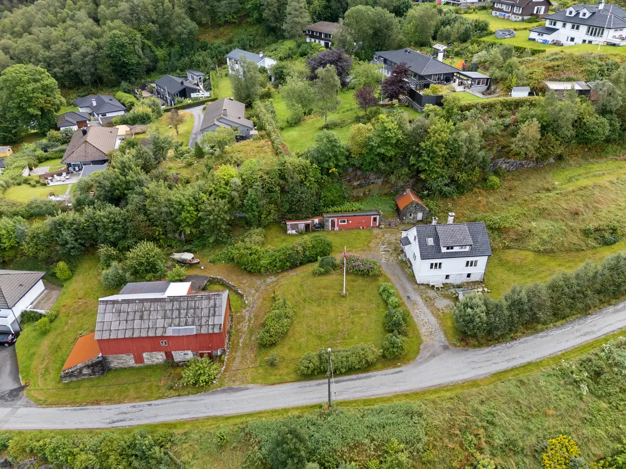 Enebolig m/uthus og låve. Barnevennlig beliggenhet. Vestvendt og meget solrikt. Oppussingsprosjekt. Stor selveiet tomt photo 4