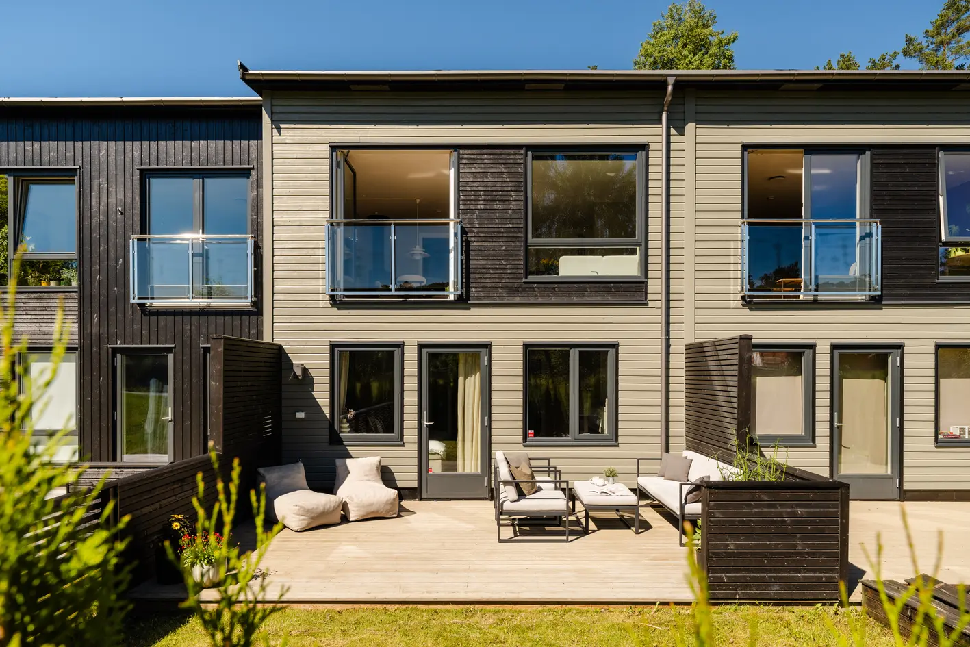Moderne rekkehus fra 2020 | God intern beliggenhet | 3 sov og 2 bad | Flotte uteområder | Garasjeplass med lader, sofiemyr