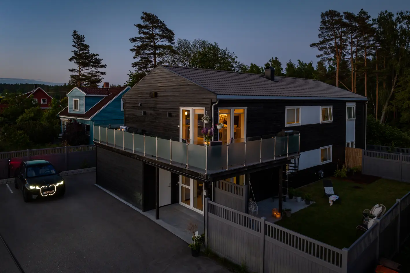 Rålekker og moderne enebolig fra 2017! Flott sjøutsikt og gode solforhold. Leilighet med mulighet for gode leieinntekter, helgeroa