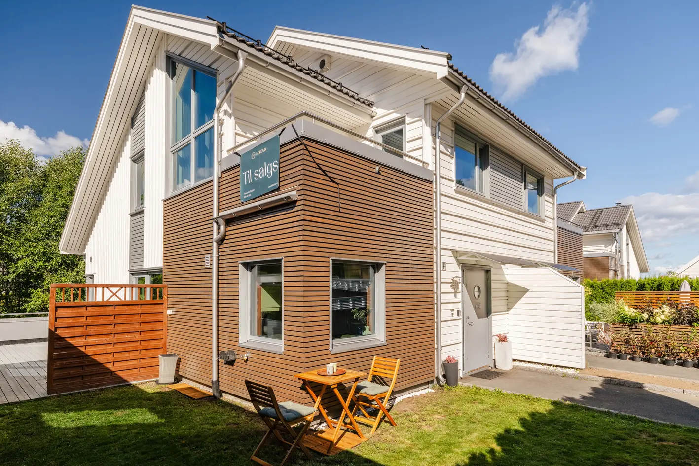Moderne familiebolig med flott solrik uteplass i hyggelig sameie med felles oppvarmet basseng! 3 sov, peis, og garasje. photo 1