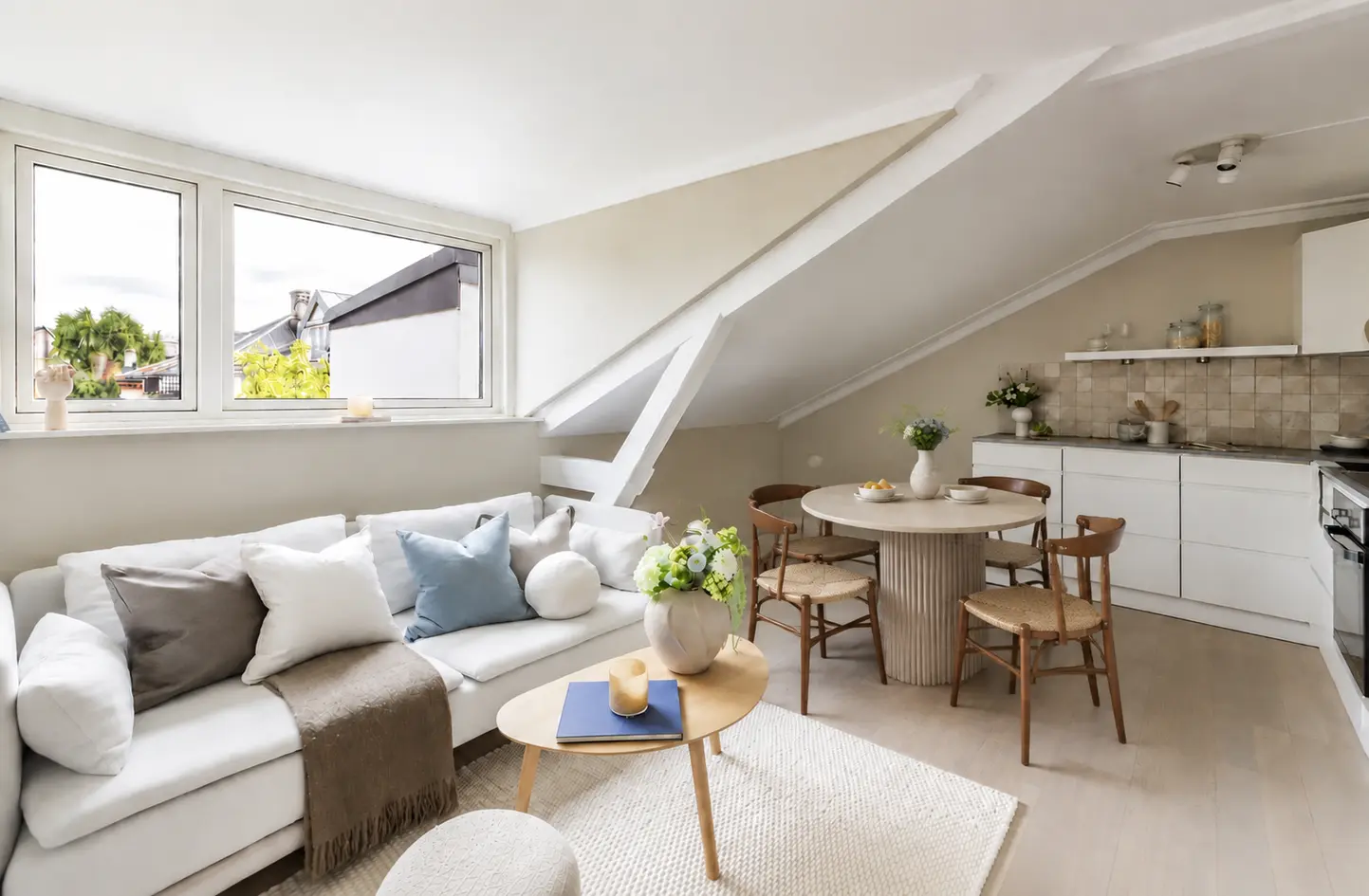 Loftsleilighet med 38kvm gulvareal. Sentral og tilbaketrukket beliggenhet | Heis | Varmtvann inkl.