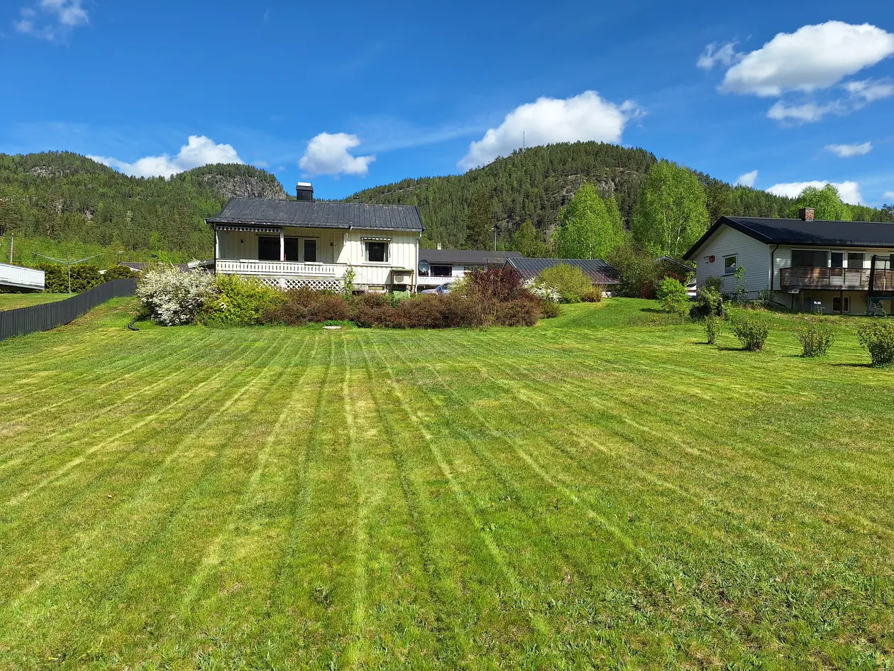 Koselig enebolig på flott opparbeidet tomt! Gode solforhold - Fin planløsning - Garasje. photo 2