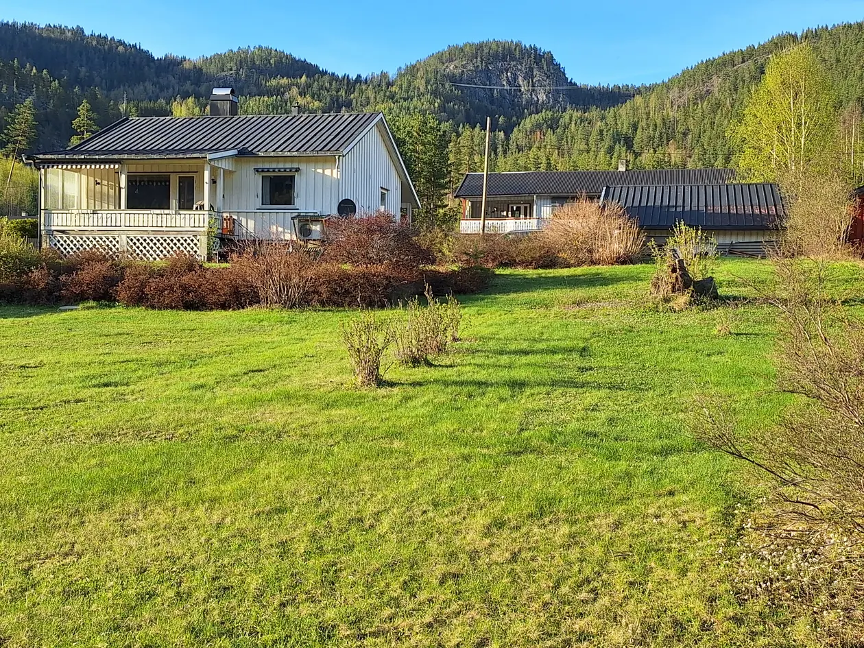 Koselig enebolig på flott opparbeidet tomt!  Gode solforhold - Fin planløsning - Garasje.