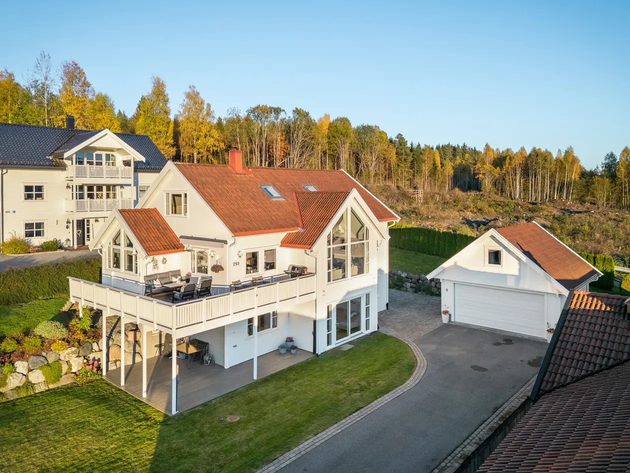 Familievennlig & delikat enebolig med 3 store etasjer. Solrike uteplasser. Dobbelgarasje. Like ved barneskole & marka.