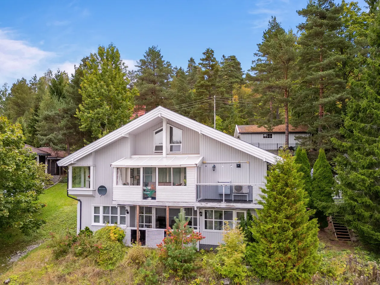 Romslig og attraktivt beliggende enebolig på Konnerud m. dobbelgarasje, flere uteplasser og stor tomt!, drammen