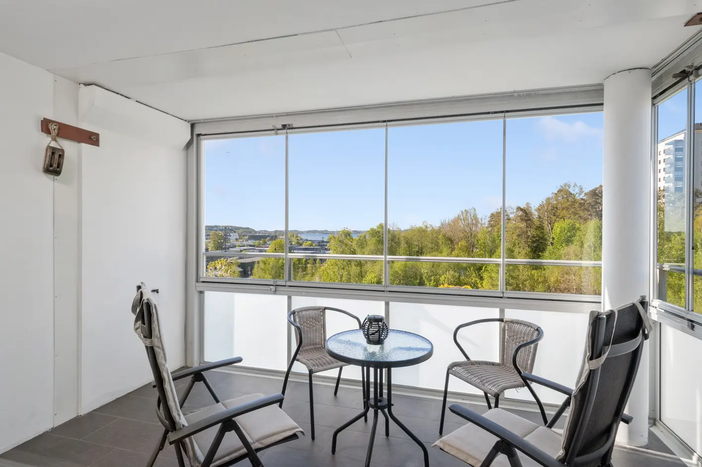 Oppgradert 2-roms hjørneleilighet med heis, sjøutsikt og innglasset balkong. God standard og planløsning. Sentrumsnært! photo 5