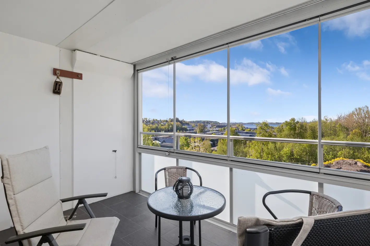 Oppgradert 2-roms hjørneleilighet med heis, sjøutsikt og innglasset balkong. God standard og planløsning. Sentrumsnært! photo 3