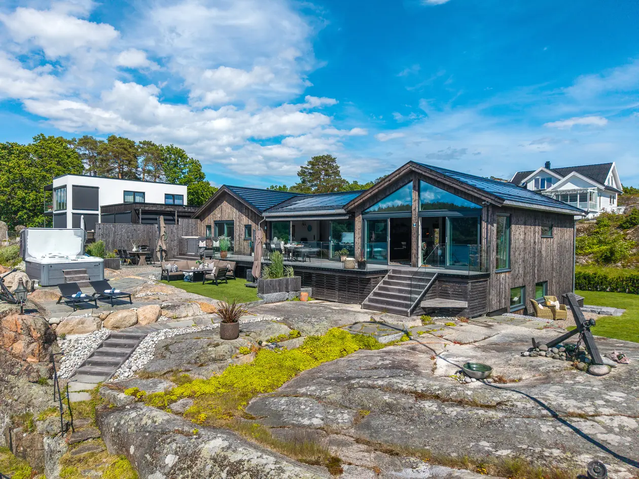 Fantastisk strandeiendom med nyere bolig -høyt og fritt m/panorama sjøutsikt, brygge og sjøbod - vestvendt og solrik photo 4