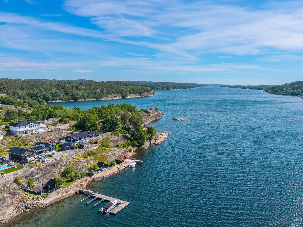Fantastisk strandeiendom med nyere bolig -høyt og fritt m/panorama sjøutsikt, brygge og sjøbod - vestvendt og solrik photo 5