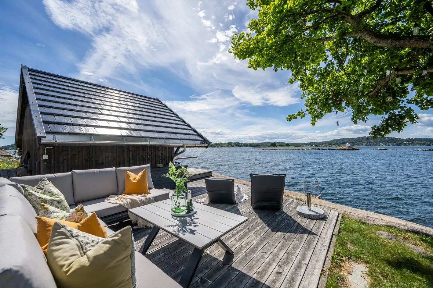 Fantastisk strandeiendom med nyere bolig -høyt og fritt m/panorama sjøutsikt, brygge og sjøbod - vestvendt og solrik photo 3