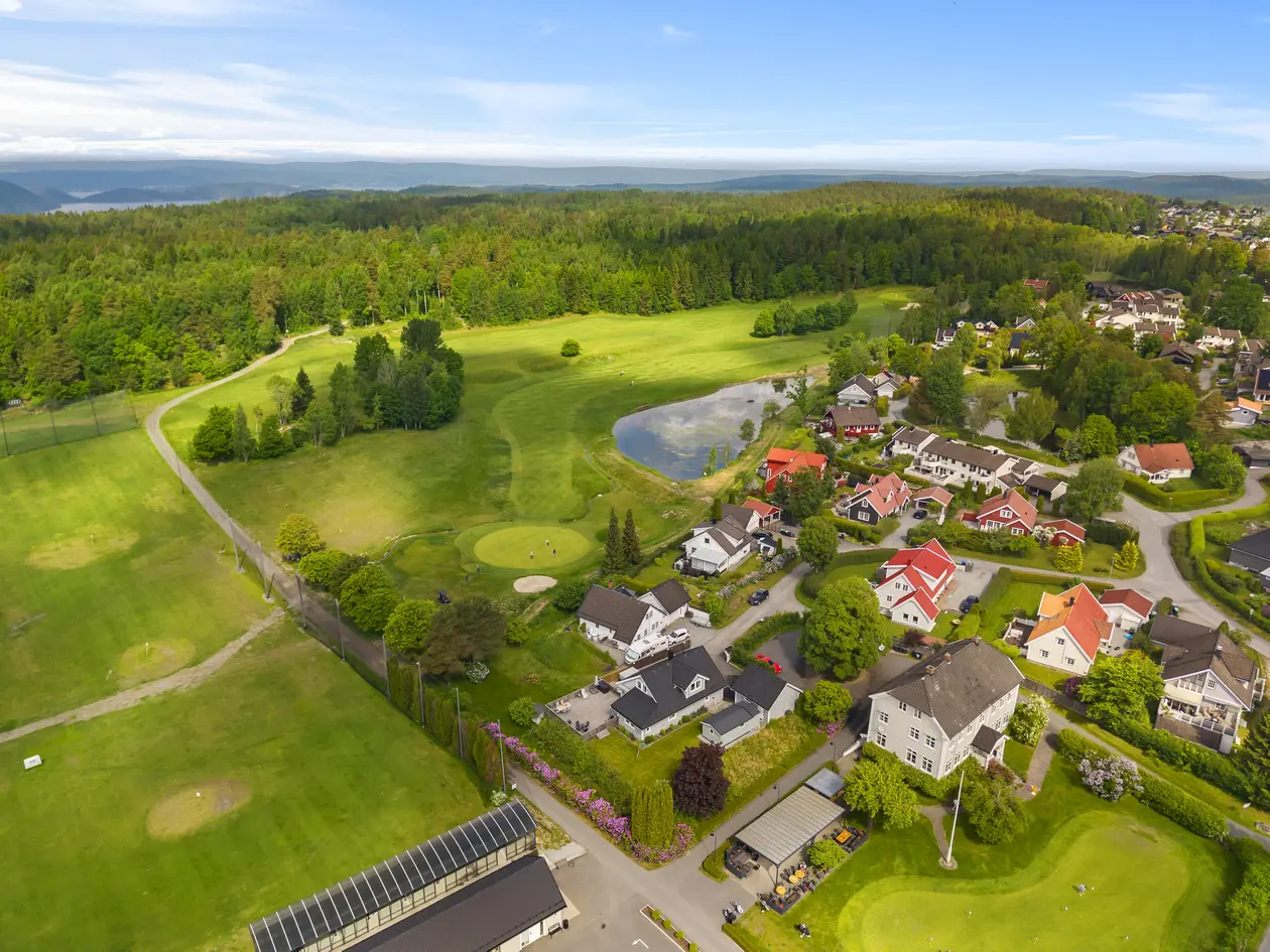 Familievennlig enebolig i attraktiv blindgate | 4 sov og 2 bad | Dobbelgarasje | Solrik tomt og stor terrasse photo 2