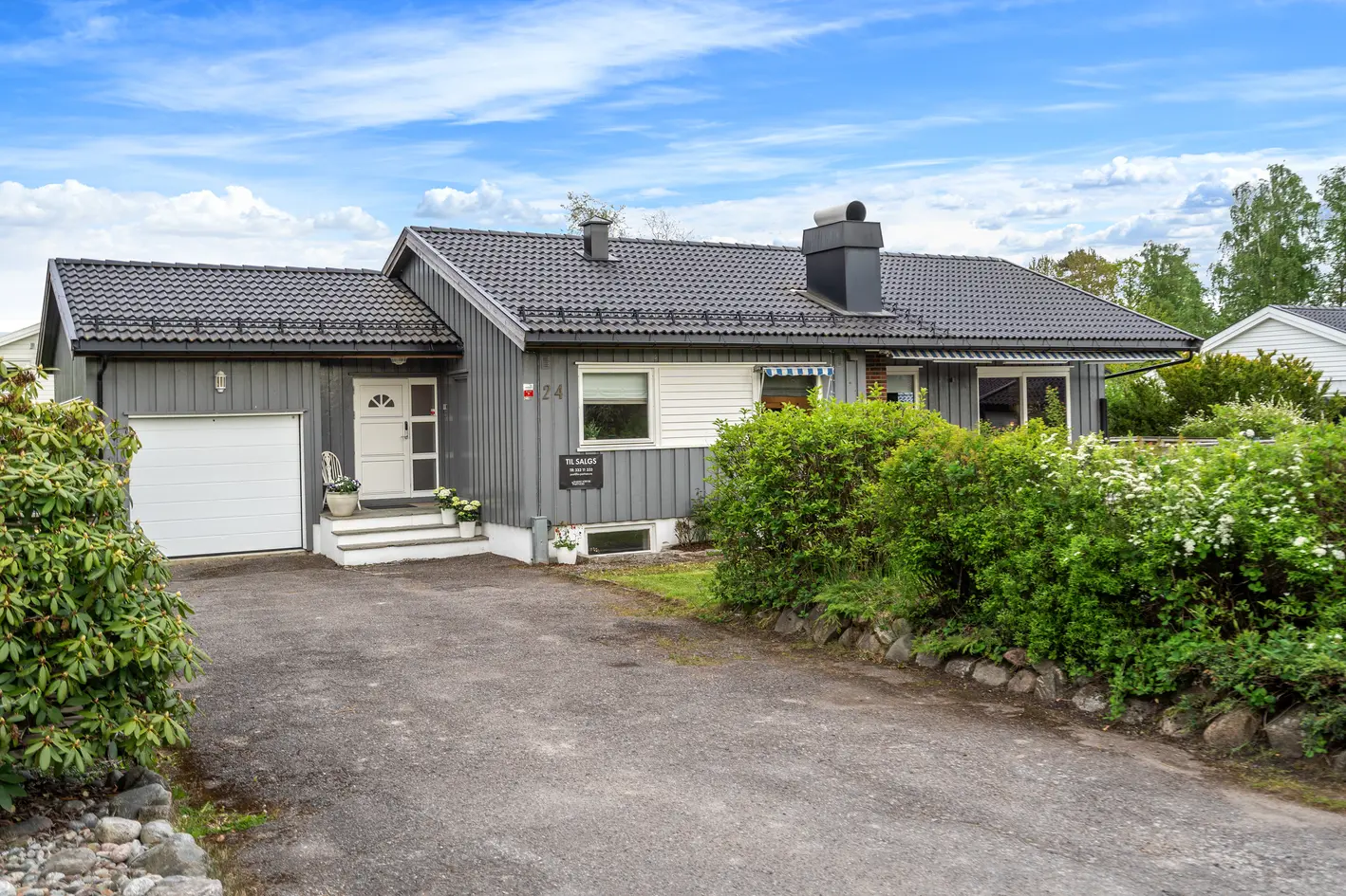 Lys og moderne familiebolig med fire soverom, store oppholdsrom, solrik terrasse, kjellerstue og praktiske løsninger