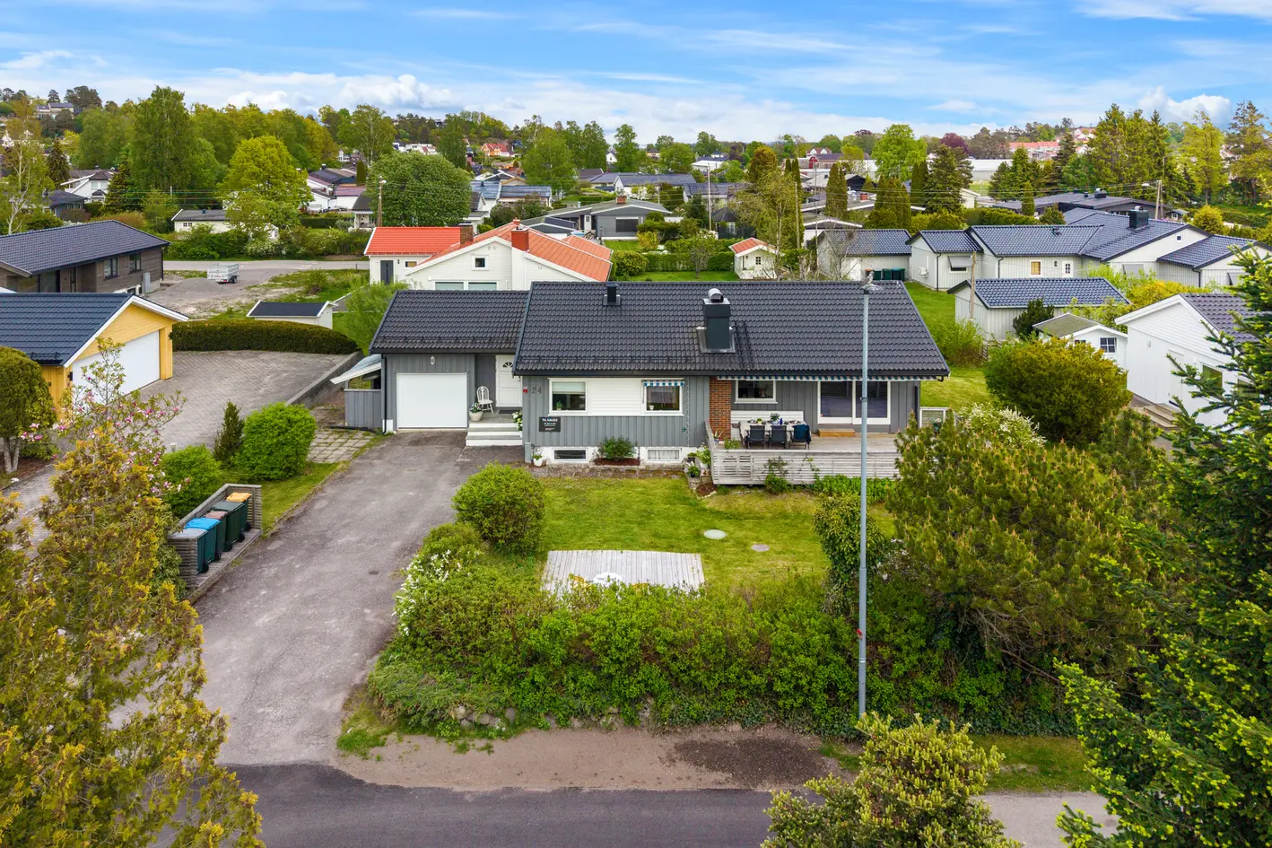 Lys og moderne familiebolig med fire soverom, store oppholdsrom, solrik terrasse, kjellerstue og praktiske løsninger photo 2
