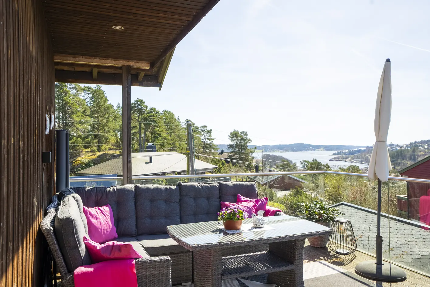 Høyt og fritt beliggende familiebolig med gode solforhold, flott utsikt, naturtomt, godkjent utleiedel og garasje photo 2