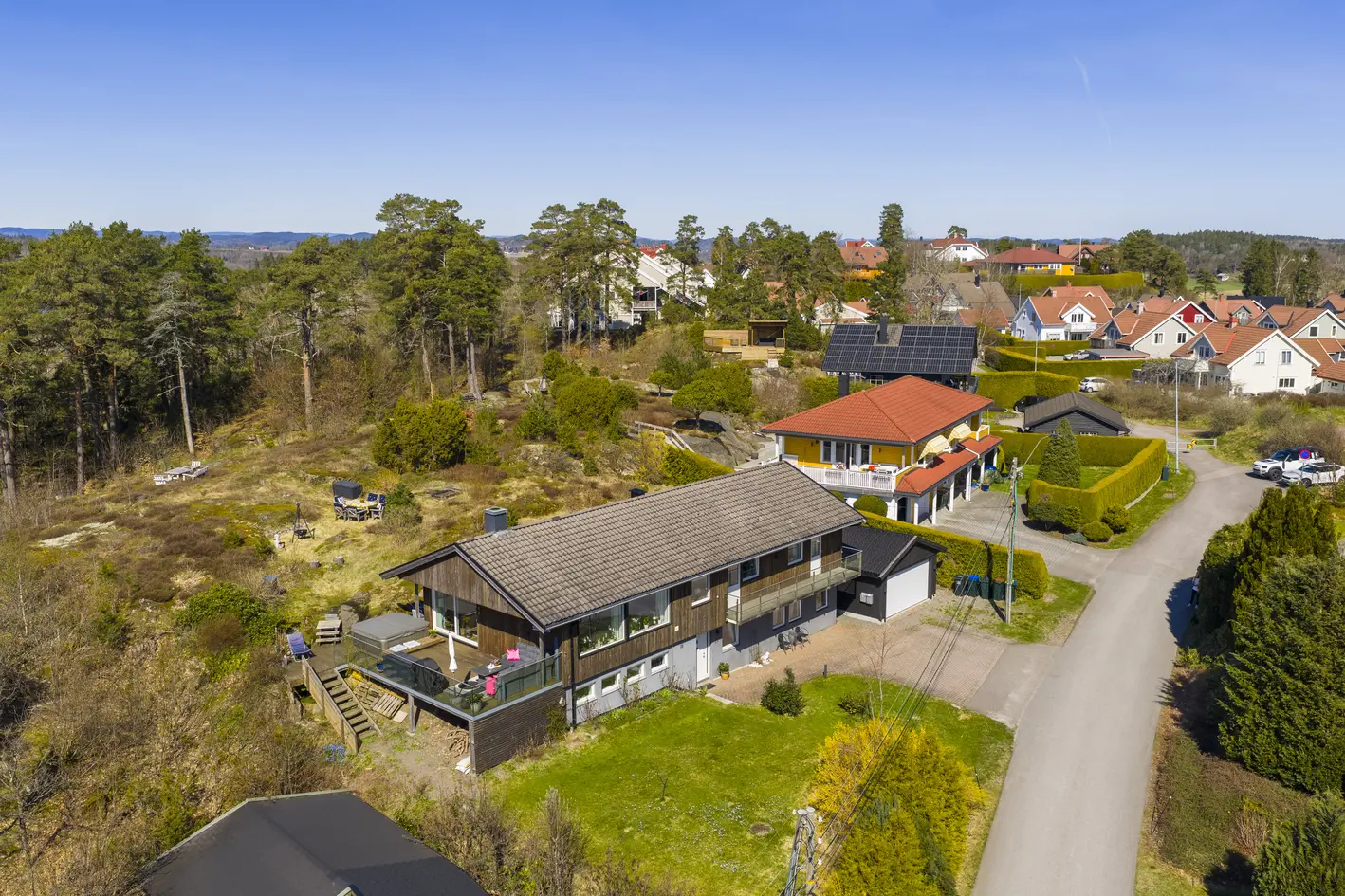 Høyt og fritt beliggende familiebolig med gode solforhold, flott utsikt, naturtomt, godkjent utleiedel og garasje photo 3