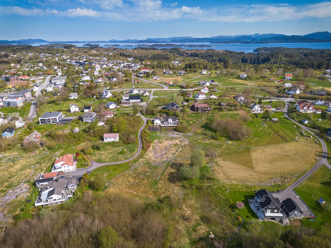 Boligtomt. Attraktiv og barnevennlig beliggenhet i Storebø sentrum med korte avstander til alt. photo 5