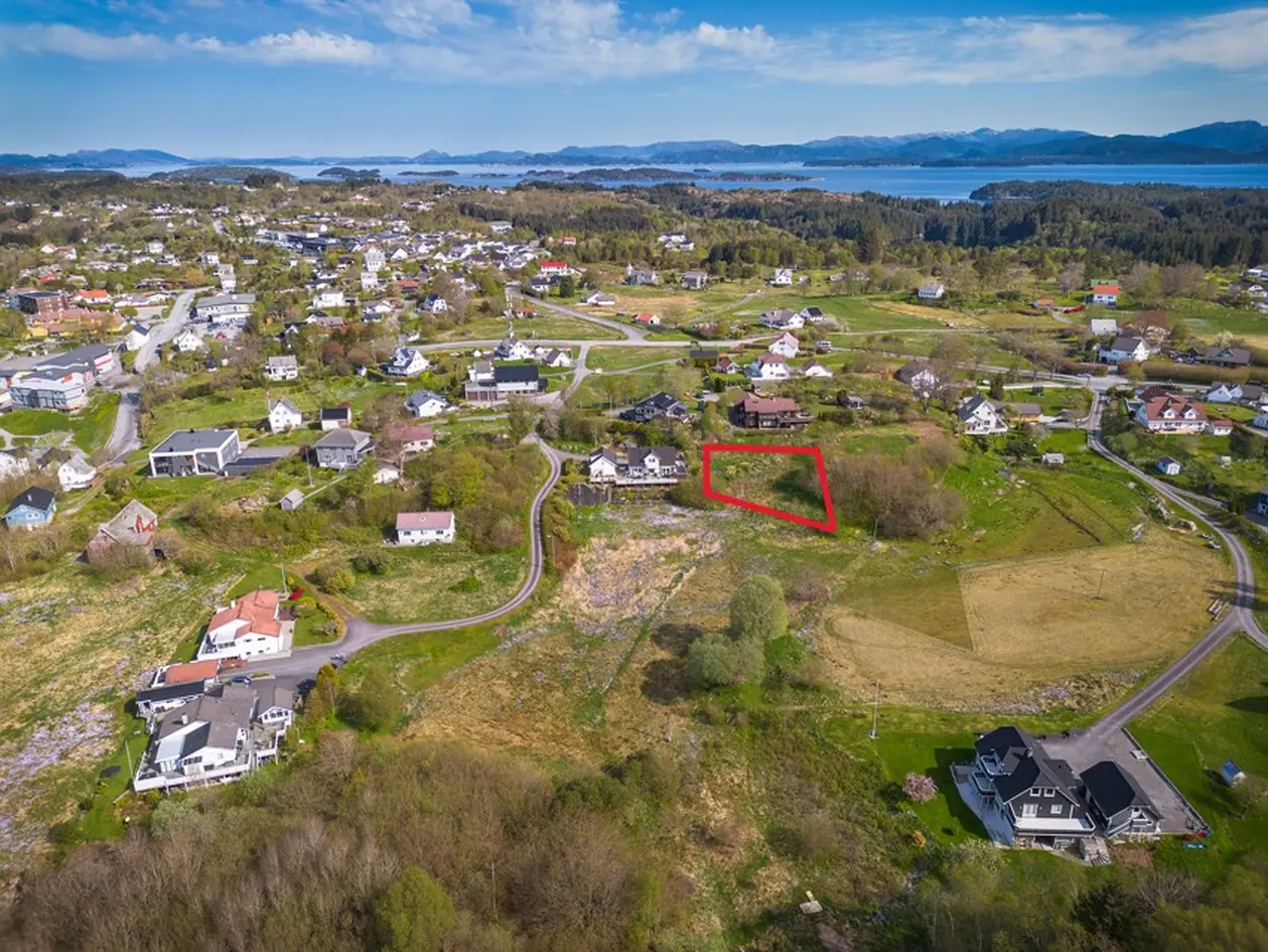 Boligtomt. Attraktiv og barnevennlig beliggenhet i Storebø sentrum med korte avstander til alt. photo 3
