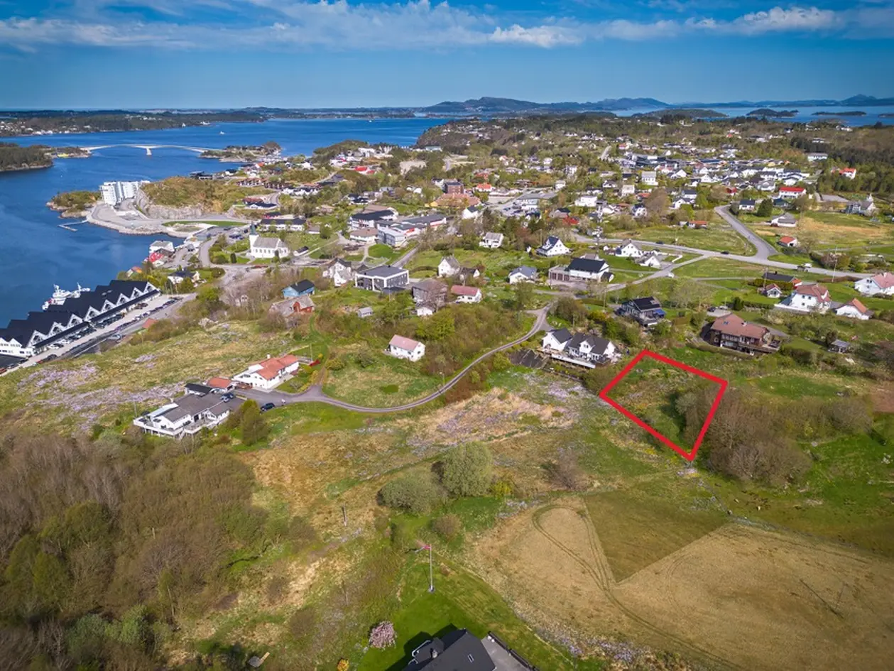 Boligtomt. Attraktiv og barnevennlig beliggenhet i Storebø sentrum med korte avstander til alt.
