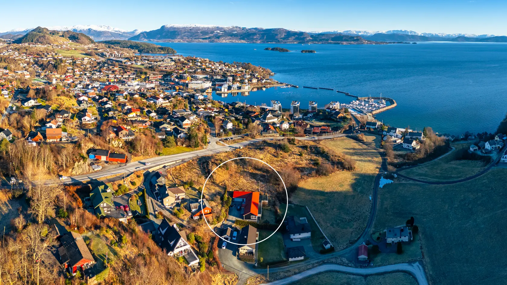 Stor og innholdsrik familiebolig  | dobbel garasje, solrik balkong og sentral beliggenhet photo 2