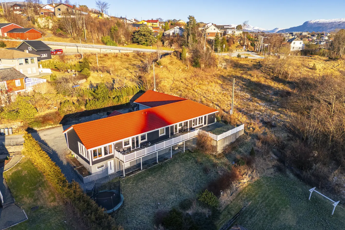 Stor og innholdsrik familiebolig  | dobbel garasje, solrik balkong og sentral beliggenhet photo 3
