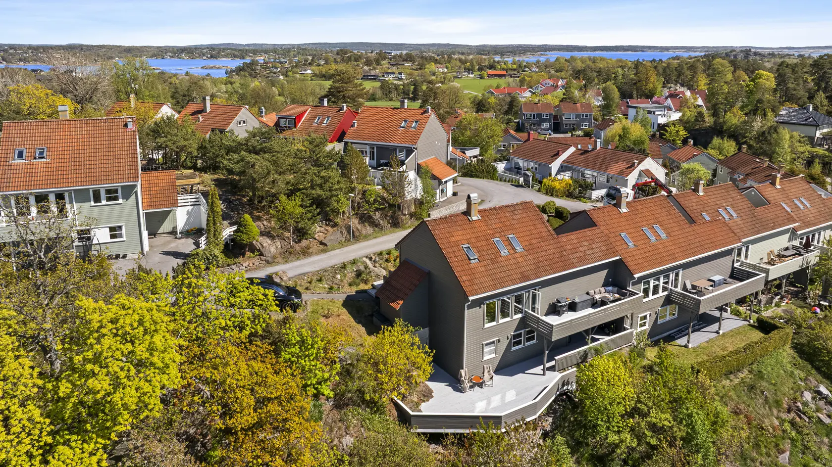 Høyt og frittliggende med gode solforhold - Romslig bolig med 4 soverom og 2 bad - Underetasje utleid for kr. 9.000,-
