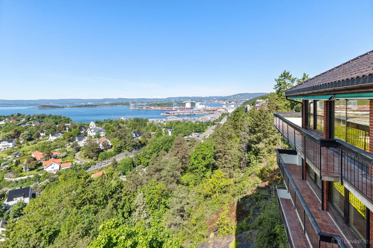 Enebolig innerst i blindvei med fantastisk utsikt over Oslofjorden | Tre store balkonger | Garasje | Moderniseringsbehov photo 2
