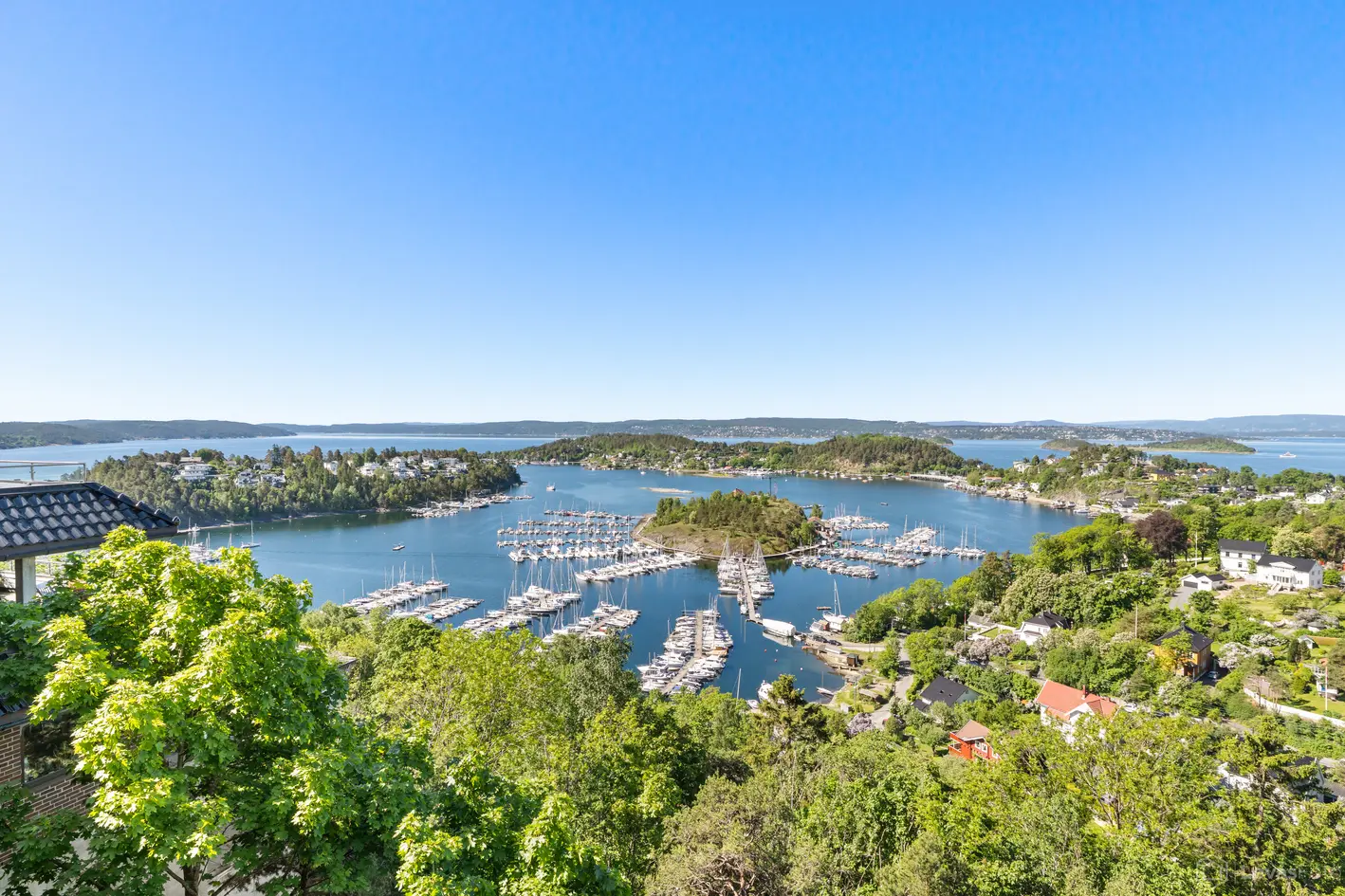 Enebolig innerst i blindvei med fantastisk utsikt over Oslofjorden | Tre store balkonger | Garasje | Moderniseringsbehov photo 1