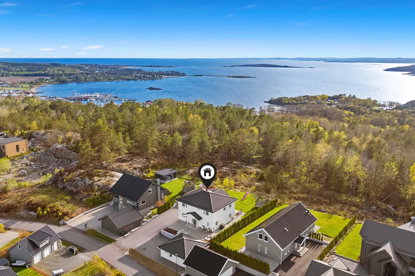 Nyere (2022) drømmebolig med bl.a 5 soverom, 2 stuer og dobbelgarasje på solrik tomt i et attraktivt boligområde, helgeroa