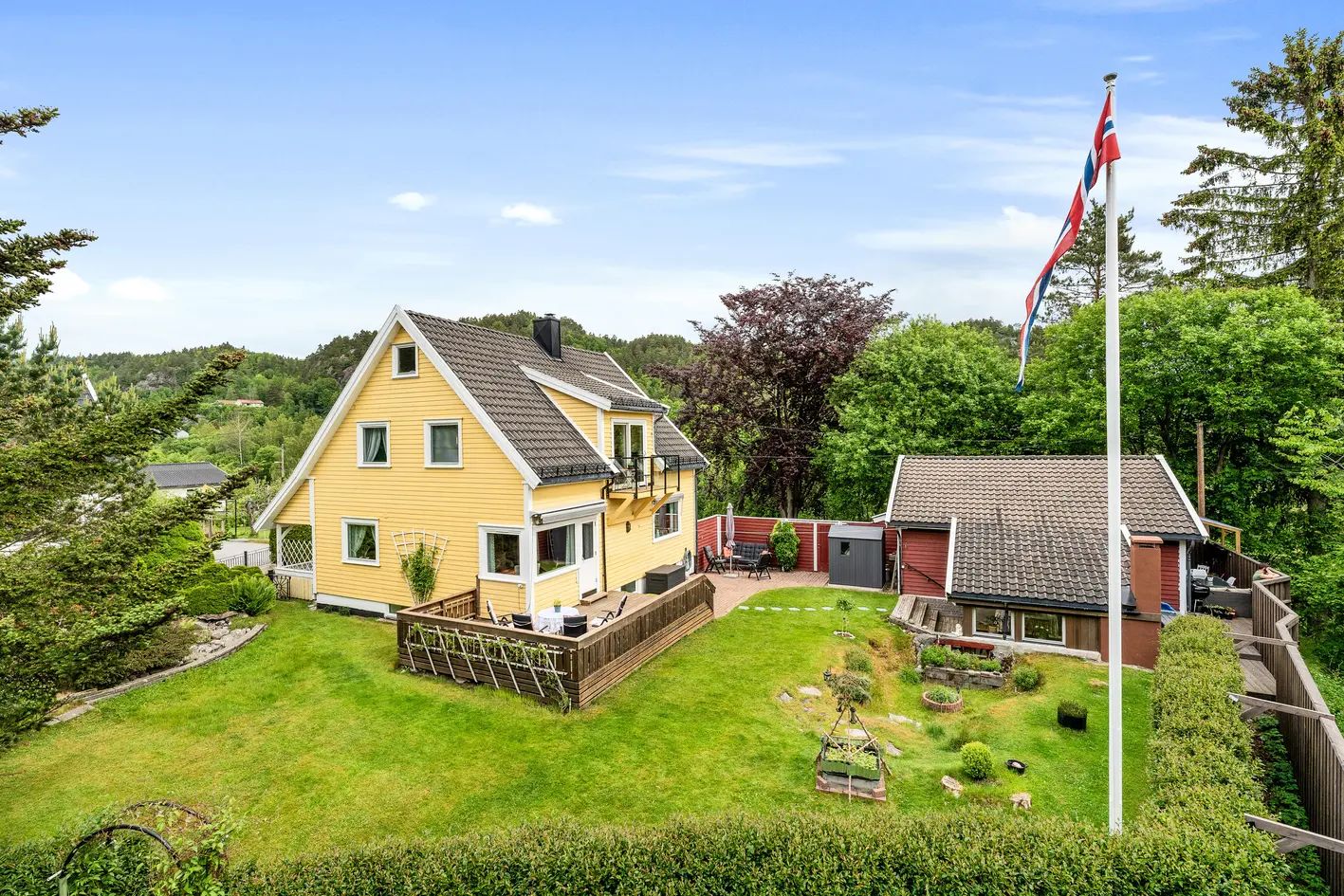 Mosby | innholdsrik enebolig (opprinnelig tomannsbolig) | Solrik | Garasje og uthus | Barnevennlig | Stor selveiet tomt