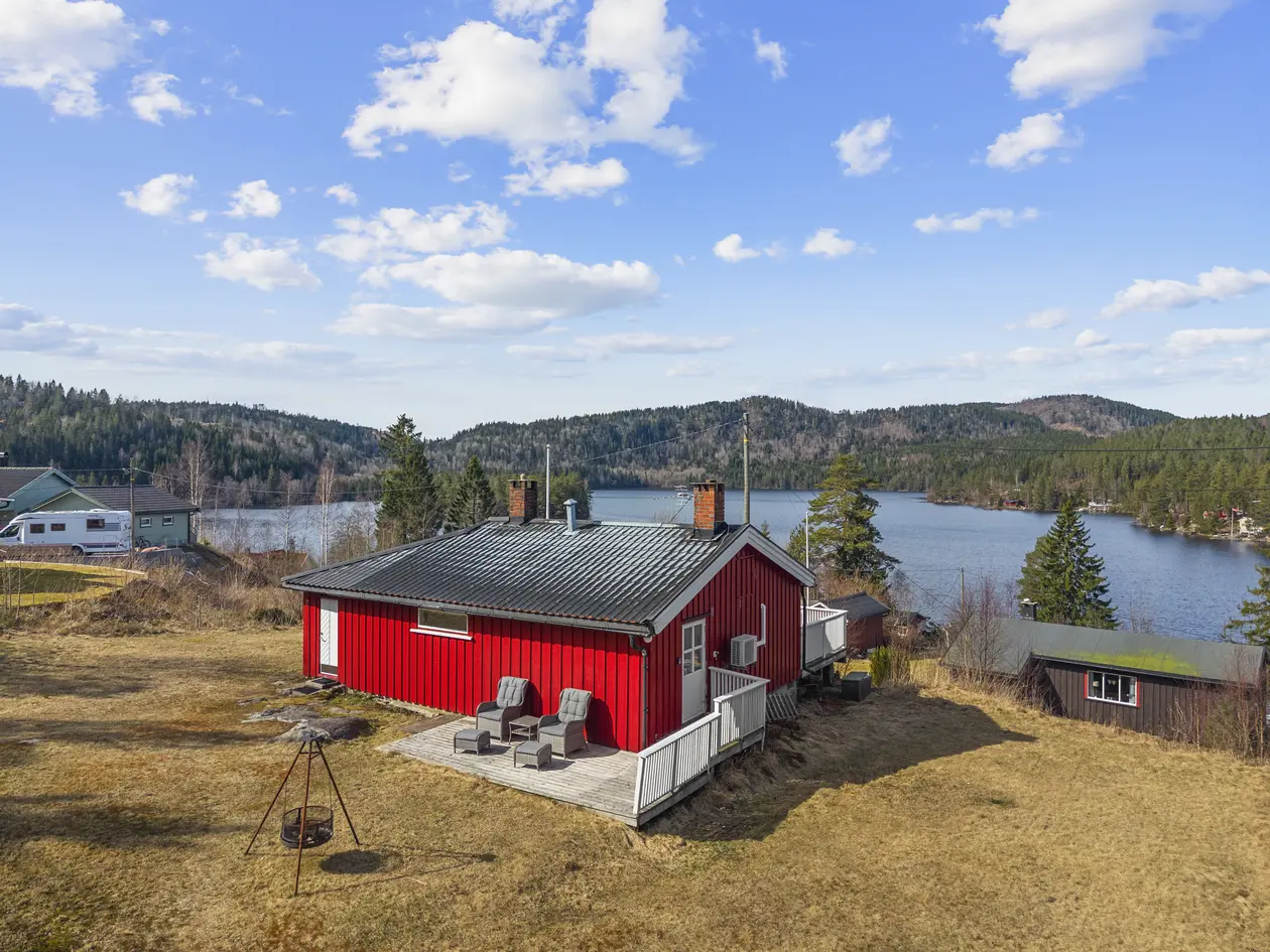 Fritidseiendom med flott utsikt og gode solforhold i naturskjønne omgivelser. Bademuligheter og bryggeplass., siljan