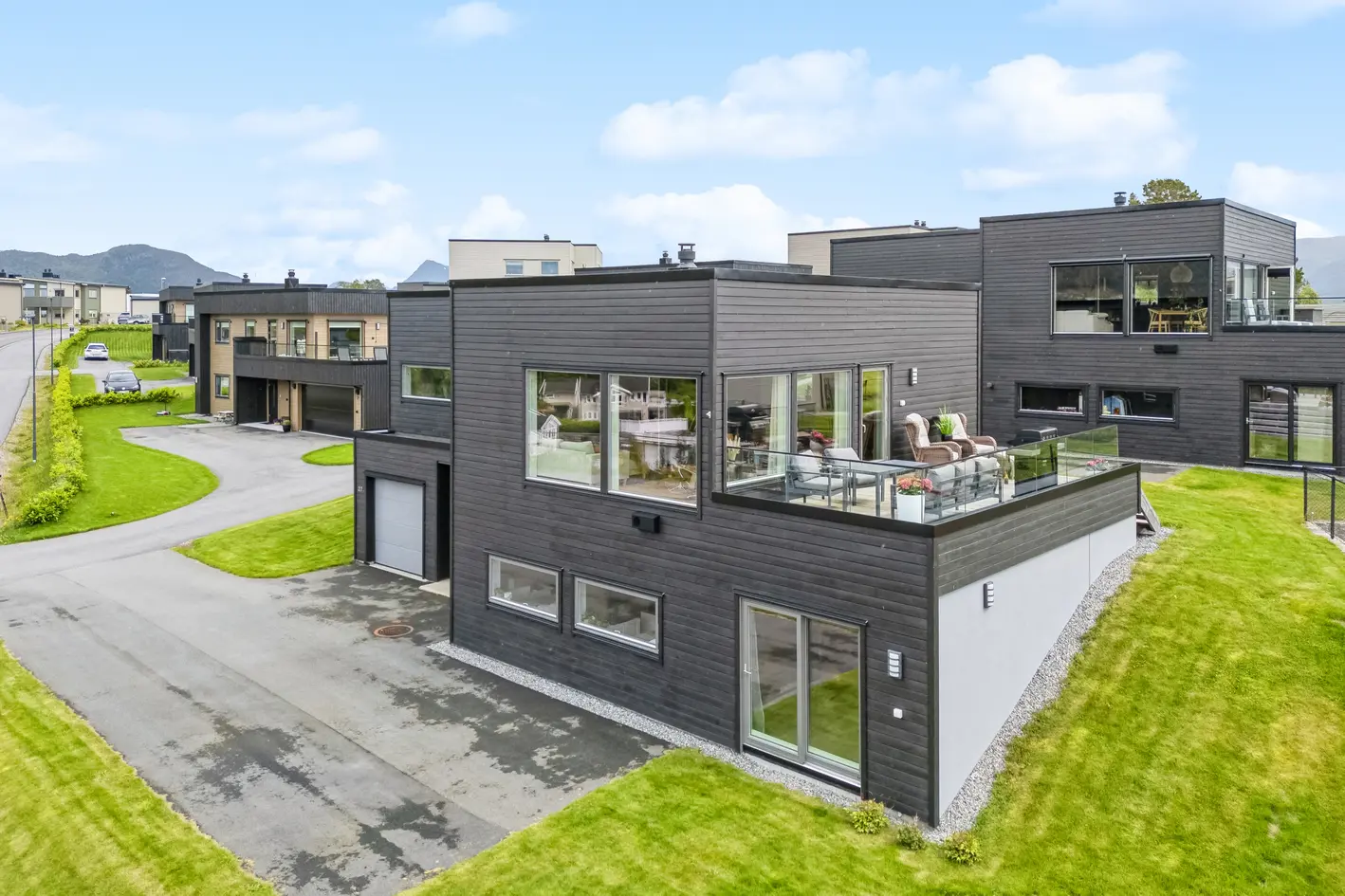 Rålekker enebolig fra 2021 med integrert garasje og med meget god standard. Flott utsikt og ypperlige solforhold.  photo 2